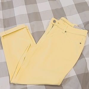 Chicos girlfriend slim crop, pale yellow! NWT!